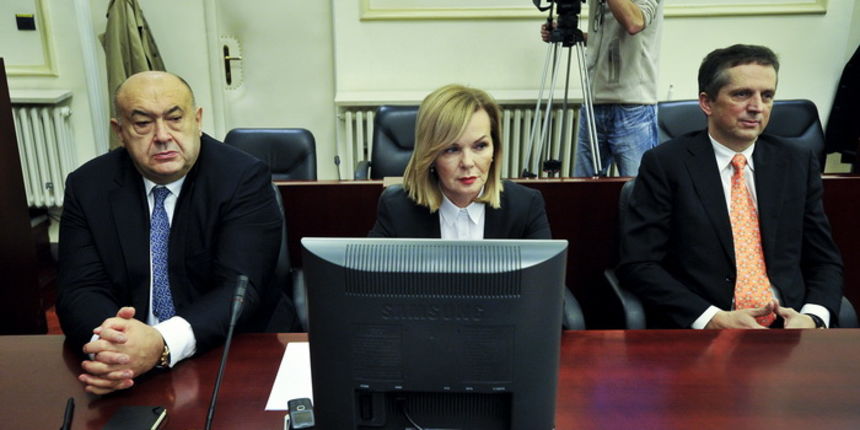 Zagreb, 201112.
Zupanijski sud.
Izricanje prvostupanjske presude bivsem premijeru Ivi Sanaderu u slucaju Hypo i INA-Mol. Bivsi premijer proglasen je krivim i osudjen na 10 godina zatvora.
Na slici: odvjetnici Cedo Prodanovic, Jadranka Slokovic i Goran Sui Zagreb, 201112.
Zupanijski sud.
Izricanje prvostupanjske presude bivsem premijeru Ivi Sanaderu u slucaju Hypo i INA-Mol. Bivsi premijer proglasen je krivim i osudjen na 10 godina zatvora.
Na slici: odvjetnici Cedo Prodanovic, Jadranka Slokovic i Goran Sui