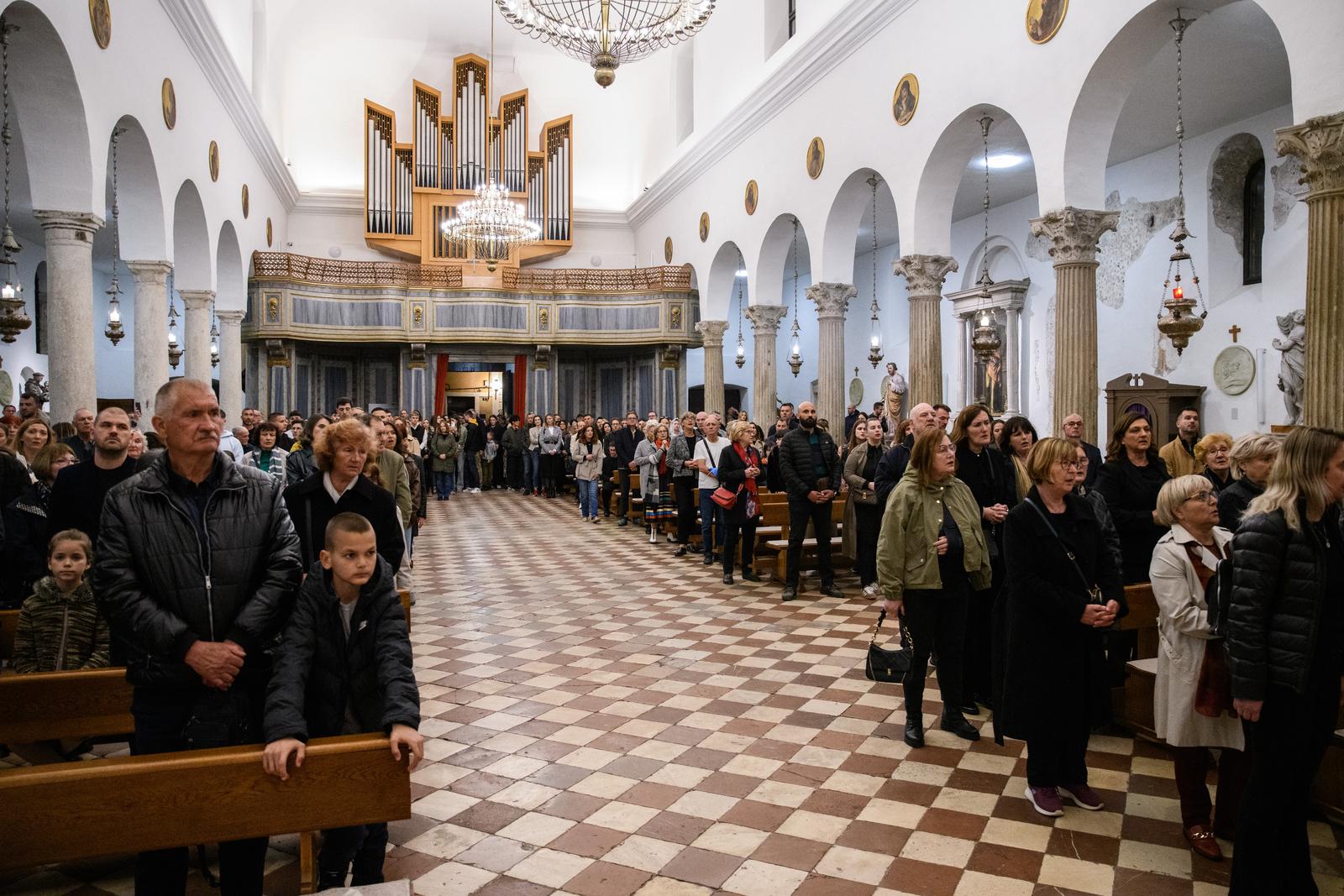 Nadbiskup Zgrablić predvodio Službu Muke Gospodnje u katedrali sv. Stošije Nadbiskup Zgrablić predvodio Službu Muke Gospodnje u katedrali sv. Stošije
