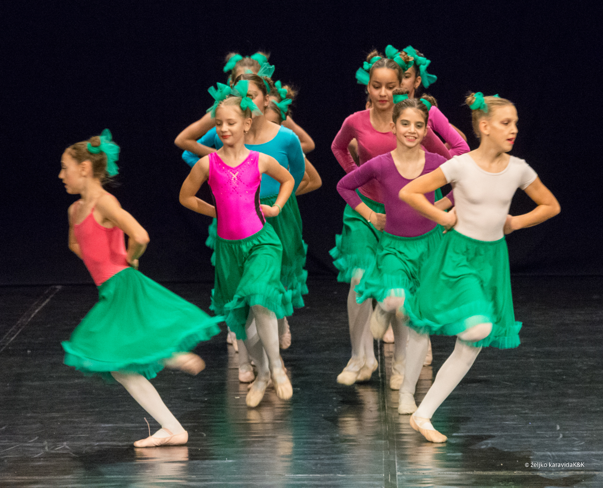 Božićna čestitka plesnog odjela Glazbene škole Blagoje Bersa