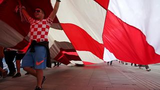 Divovska hrvatska zastava razvijena u centru Nižnji Novgoroda