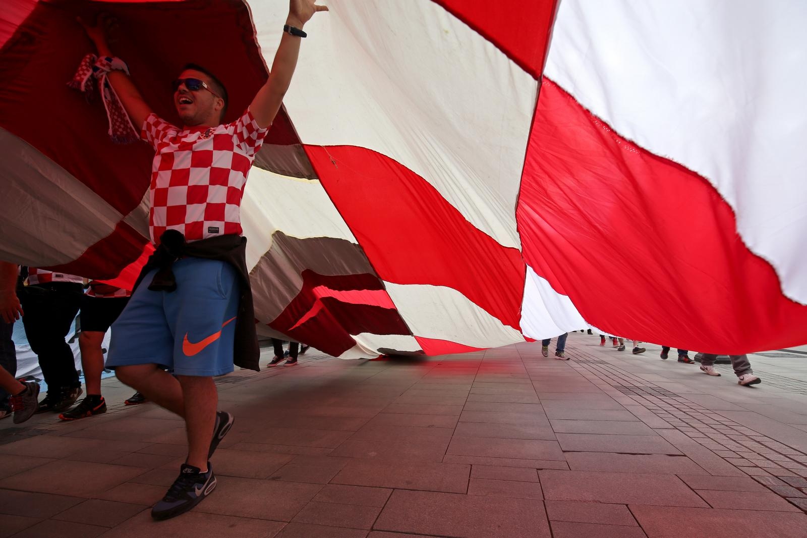 Divovska hrvatska zastava razvijena u centru Nižnji Novgoroda