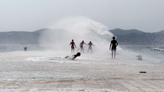 Zadar, 260812
Olujno nevrijeme sa jakim zapadnim vjetrom zahvatilo je u ranim popodnevnim satima zadarsko podrucje na radost brojnih turista i Zadrana koji su uzivali u prekrasnim prizorima, ali isto tako i na nesrecu mnogih nauticara kojima je ovakva olu