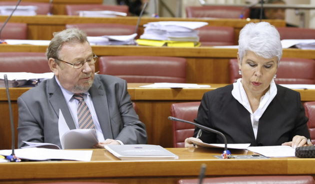 Zagreb, 161012.
Markov trg.
Nastavak redovite sjednice Sabora na kojoj je na dnevnom redu rasprava o izvjescu drzavnog odvjetnika Mladena Bajica.
Na slici: Vladimir Seks i Jadranka Kosor.
Foto: Goran Mehkek / CROPIX