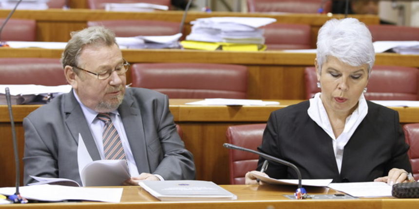 Zagreb, 161012.
Markov trg.
Nastavak redovite sjednice Sabora na kojoj je na dnevnom redu rasprava o izvjescu drzavnog odvjetnika Mladena Bajica.
Na slici: Vladimir Seks i Jadranka Kosor.
Foto: Goran Mehkek / CROPIX Zagreb, 161012.
Markov trg.
Nastavak redovite sjednice Sabora na kojoj je na dnevnom redu rasprava o izvjescu drzavnog odvjetnika Mladena Bajica.
Na slici: Vladimir Seks i Jadranka Kosor.
Foto: Goran Mehkek / CROPIX