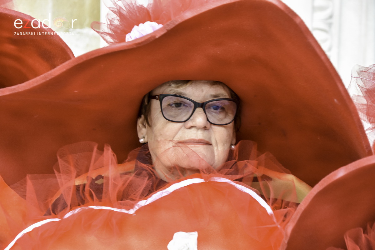 Paški zimski karneval 2018: Karnevalska povorka prošla ulicama grada do Pijace