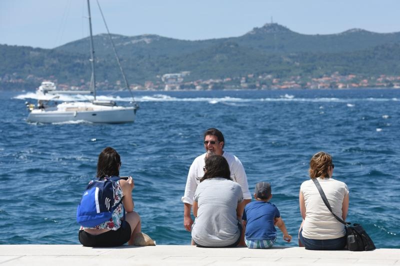 Velik broj turista jutro je proveo u gradu, a dio njih odlucio je plazu zamijeniti rivom. Photo: Dino Stanin/PIXSELL Autor  Dino Stanin/PIXSELL Ključne riječi  gosti, sunce, more, turisti, turizam, kupanje, suncanje, riva