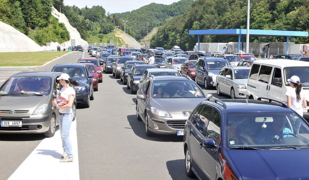 Macelj, 020611. 
Guzve na ulazu u Hrvatsku na granicnom prijelazu Macelj. Ulazilo se u 7 traka, a kolona u Sloveniji bila je duga nekoliko kilometara.
Bruno Konjevic / CROPIX