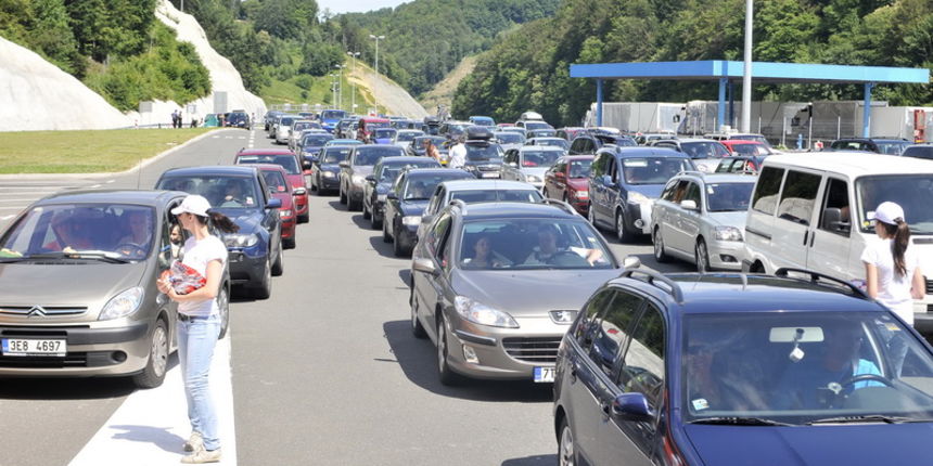 Macelj, 020611.
Guzve na ulazu u Hrvatsku na granicnom prijelazu Macelj. Ulazilo se u 7 traka, a kolona u Sloveniji bila je duga nekoliko kilometara.
Bruno Konjevic / CROPIX Macelj, 020611.
Guzve na ulazu u Hrvatsku na granicnom prijelazu Macelj. Ulazilo se u 7 traka, a kolona u Sloveniji bila je duga nekoliko kilometara.
Bruno Konjevic / CROPIX