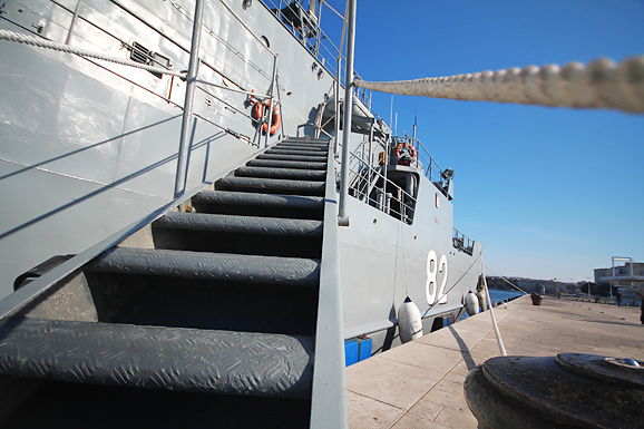 Polazak ratnog broda HRM-a sa zadarske rive (foto:Saša Čuka)