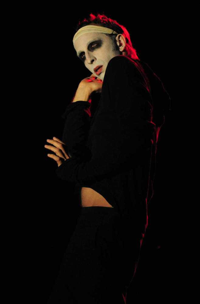 17. Zadarsko kazališno ljeto: Multimedijalni performans “Diva”, Edvin Liverić, foto: N. Marčev 17. Zadarsko kazališno ljeto: Multimedijalni performans “Diva”, Edvin Liverić, foto: N. Marčev