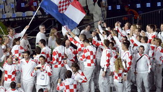 London, 270712.
Olimpijski stadion.
Svecano otvaranje Olimpijskih Igra u Londonu.
Na fotografiji: hrvatski sportasi u defileu, rukometni golman Venio Losert nosi zastavu dok ga slikaju ostali hrvatski sportasi.
Foto: Drago Sopta / CROPIX