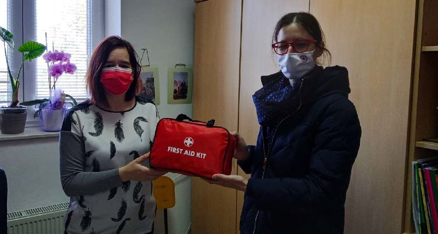 Dječji vrtić Otok Pašman opremljen novim kompletima prve pomoći u sklopu projekta “Sigurnije škole i vrtići” Dječji vrtić Otok Pašman opremljen novim kompletima prve pomoći u sklopu projekta “Sigurnije škole i vrtići”