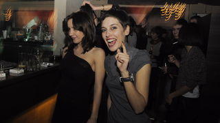 Vodice, 241210.
U kaficu te nocnom klubu Opijum, Vodicani su Bozic docekali u ugodnom i romanticnom raspolozenju uz grupu Urban & 4.
Ivana Ergic i prijateljice.
Foto: Marija Mihic / CROPIX