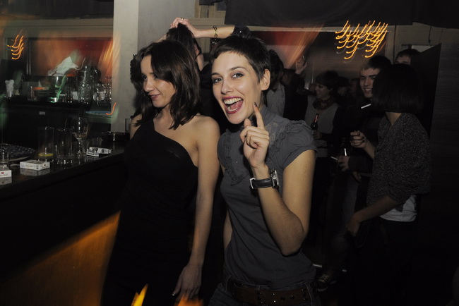 Vodice, 241210.
U kaficu te nocnom klubu Opijum, Vodicani su Bozic docekali u ugodnom i romanticnom raspolozenju uz grupu Urban & 4.
Ivana Ergic i prijateljice.
Foto: Marija Mihic / CROPIX