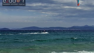 Guštanje surfera u jakom jugu Guštanje surfera u jakom jugu