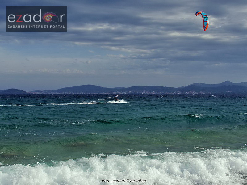 Guštanje surfera u jakom jugu Guštanje surfera u jakom jugu