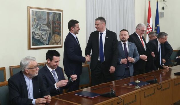 Zagreb – U Hrvatskom saboru potpisan je koalicijski sporazum o suradnji Domoljubne koalicije, Mosta i Milan Bandic 365 – Stranke rada i solidarnosti kao temelj suradnje u buducoj Vladi. Iako je potpisivanje planirano prije sjednice Sabora, do toga nije do