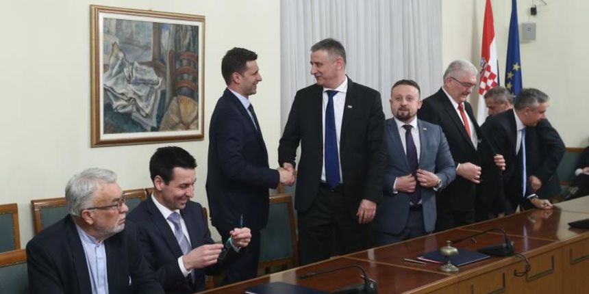 Zagreb – U Hrvatskom saboru potpisan je koalicijski sporazum o suradnji Domoljubne koalicije, Mosta i Milan Bandic 365 – Stranke rada i solidarnosti kao temelj suradnje u buducoj Vladi. Iako je potpisivanje planirano prije sjednice Sabora, do toga nije do