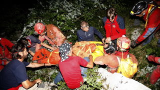 Gracac, 170711.
Speleologu Tomislavu V. (37) koji je s kolegom u nedjelju istrazivao jamu Kita Gacesina kod Gracaca je pozlilo te je pao u, kako se doznaje, dijabeticku komu koja ga je uhvatila u snu. Ostao je lezati na 362 metra dubine. Rijec je o muskar Gracac, 170711.
Speleologu Tomislavu V. (37) koji je s kolegom u nedjelju istrazivao jamu Kita Gacesina kod Gracaca je pozlilo te je pao u, kako se doznaje, dijabeticku komu koja ga je uhvatila u snu. Ostao je lezati na 362 metra dubine. Rijec je o muskar