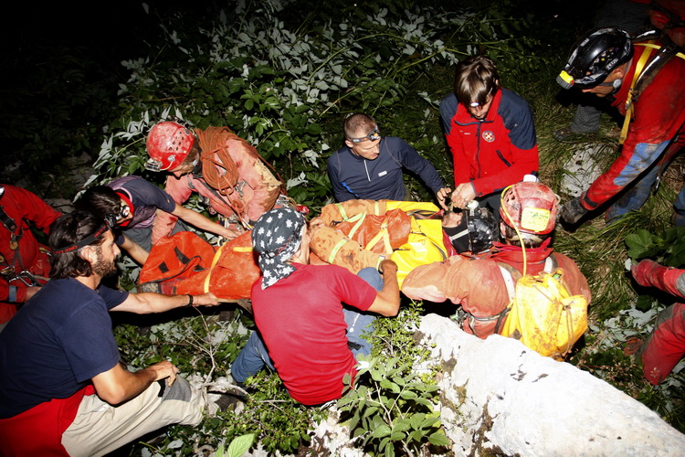 Gracac, 170711.
Speleologu Tomislavu V. (37) koji je s kolegom u nedjelju istrazivao jamu Kita Gacesina kod Gracaca je pozlilo te je pao u, kako se doznaje, dijabeticku komu koja ga je uhvatila u snu. Ostao je lezati na 362 metra dubine. Rijec je o muskar Gracac, 170711.
Speleologu Tomislavu V. (37) koji je s kolegom u nedjelju istrazivao jamu Kita Gacesina kod Gracaca je pozlilo te je pao u, kako se doznaje, dijabeticku komu koja ga je uhvatila u snu. Ostao je lezati na 362 metra dubine. Rijec je o muskar