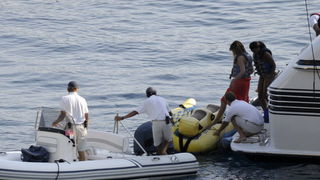 Dubrovnik, 180809.
Jedna od najpopularnijih svjetskih pjevacica Beyonce Knowles u pratnji supruga, americkog repera i producenta Jay-Z-a odmara se na luksuznoj jahti Va bene usidrenoj ispred dubrovackog hotela Argentina.
Na fotografiji: prelazi s jahte na Dubrovnik, 180809.
Jedna od najpopularnijih svjetskih pjevacica Beyonce Knowles u pratnji supruga, americkog repera i producenta Jay-Z-a odmara se na luksuznoj jahti Va bene usidrenoj ispred dubrovackog hotela Argentina.
Na fotografiji: prelazi s jahte na