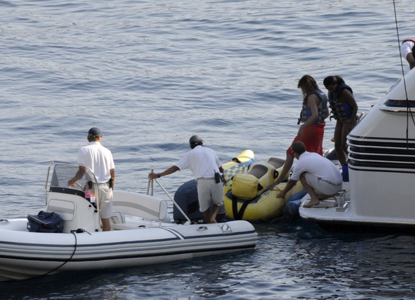 Dubrovnik, 180809.
Jedna od najpopularnijih svjetskih pjevacica Beyonce Knowles u pratnji supruga, americkog repera i producenta Jay-Z-a odmara se na luksuznoj jahti Va bene usidrenoj ispred dubrovackog hotela Argentina.
Na fotografiji: prelazi s jahte na Dubrovnik, 180809.
Jedna od najpopularnijih svjetskih pjevacica Beyonce Knowles u pratnji supruga, americkog repera i producenta Jay-Z-a odmara se na luksuznoj jahti Va bene usidrenoj ispred dubrovackog hotela Argentina.
Na fotografiji: prelazi s jahte na