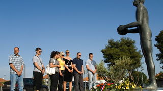 Mladez HDZ-a polozila vijenac na spomenik Kresimira Cosica