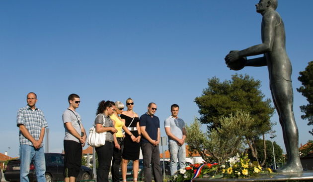 Mladez HDZ-a polozila vijenac na spomenik Kresimira Cosica