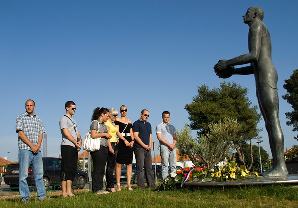 Mladez HDZ-a polozila vijenac na spomenik Kresimira Cosica