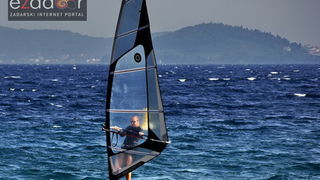Guštanje surfera u jakom jugu Guštanje surfera u jakom jugu