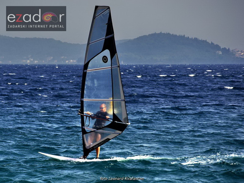 Guštanje surfera u jakom jugu Guštanje surfera u jakom jugu