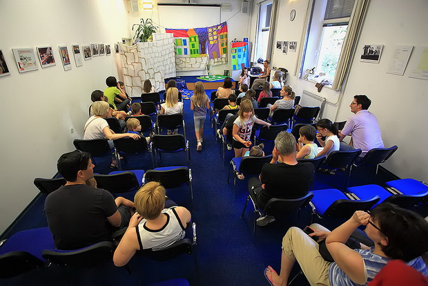 U Gradskoj knjižnici roditelji djece vrtića “Jadran” odigrali su predstavu “Kuća za smeće”, Foto. Roberto Lerga U Gradskoj knjižnici roditelji djece vrtića “Jadran” odigrali su predstavu “Kuća za smeće”, Foto. Roberto Lerga