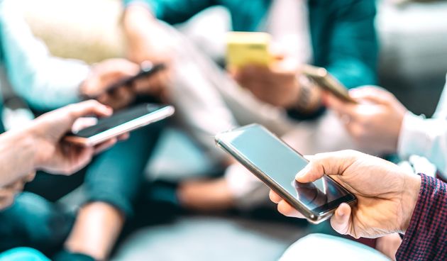 mladi generacija z mobitel smartphone tehnologija