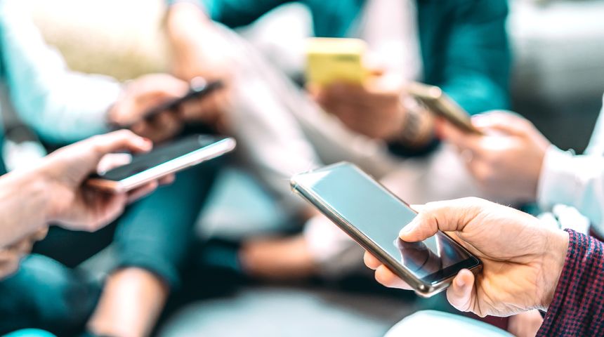 mladi generacija z mobitel smartphone tehnologija