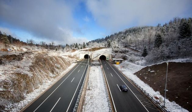 Gorski Kotar – Nakon, za ovo doba godine ugodnih i toplih dana, u jutarnjim satima Gorski Kotar zabijelio je snijeg. Photo: Nel Pavletic/PIXSELL Autor  Nel Pavletic/PIXSELL Ključne riječi  Gorski kotar, snijeg, zima, vrijeme,