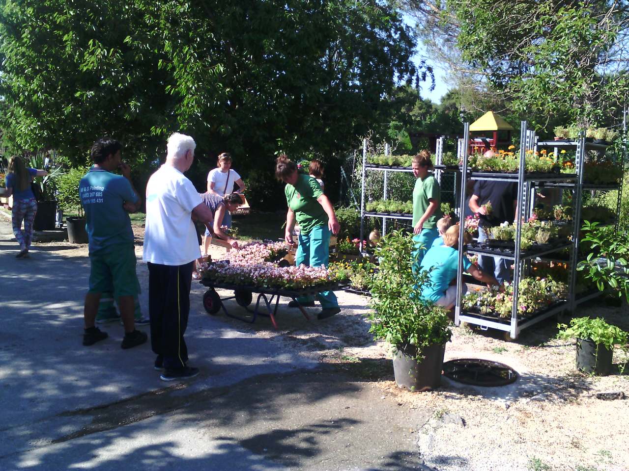Danas, kako je tvrtka Nasadi d.o.o. i najavila, u rasadniku Cerodol na Žmirićima od 09:00 do 11:00 sati građanima su se dijelile sadnice sezonskog cvijeća. Danas, kako je tvrtka Nasadi d.o.o. i najavila, u rasadniku Cerodol na Žmirićima od 09:00 do 11:00 sati građanima su se dijelile sadnice sezonskog cvijeća.