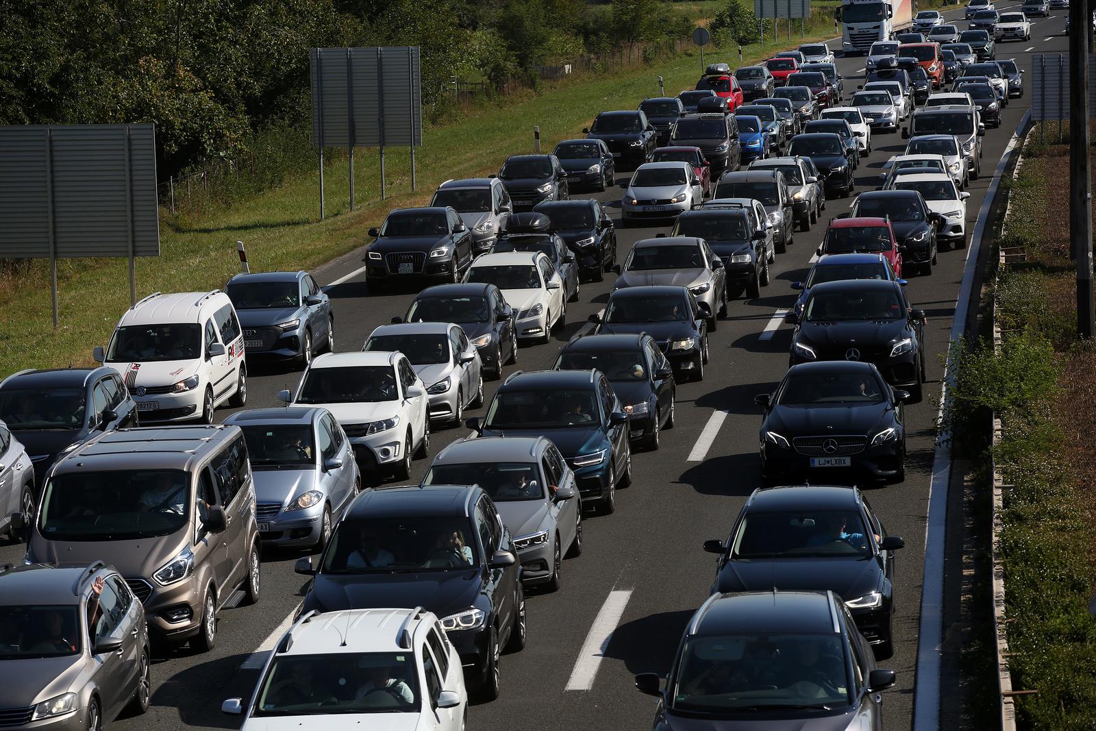 Gužve na naplatnim kućicama Lučko u smjeru mora