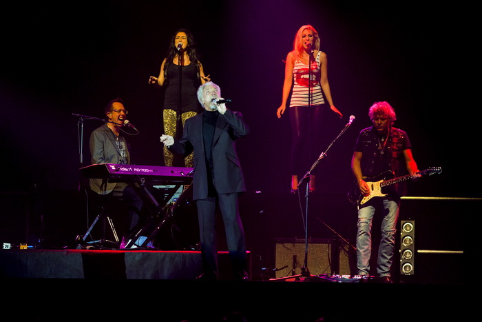 Zagreb, 211111.
Legendarni pjevac Tom Jones, odrzao je veceras koncert u Areni Zagreb u sklopu  Praise & Blame  europske turneje.
Foto: Neja Markicevic / CROPIX