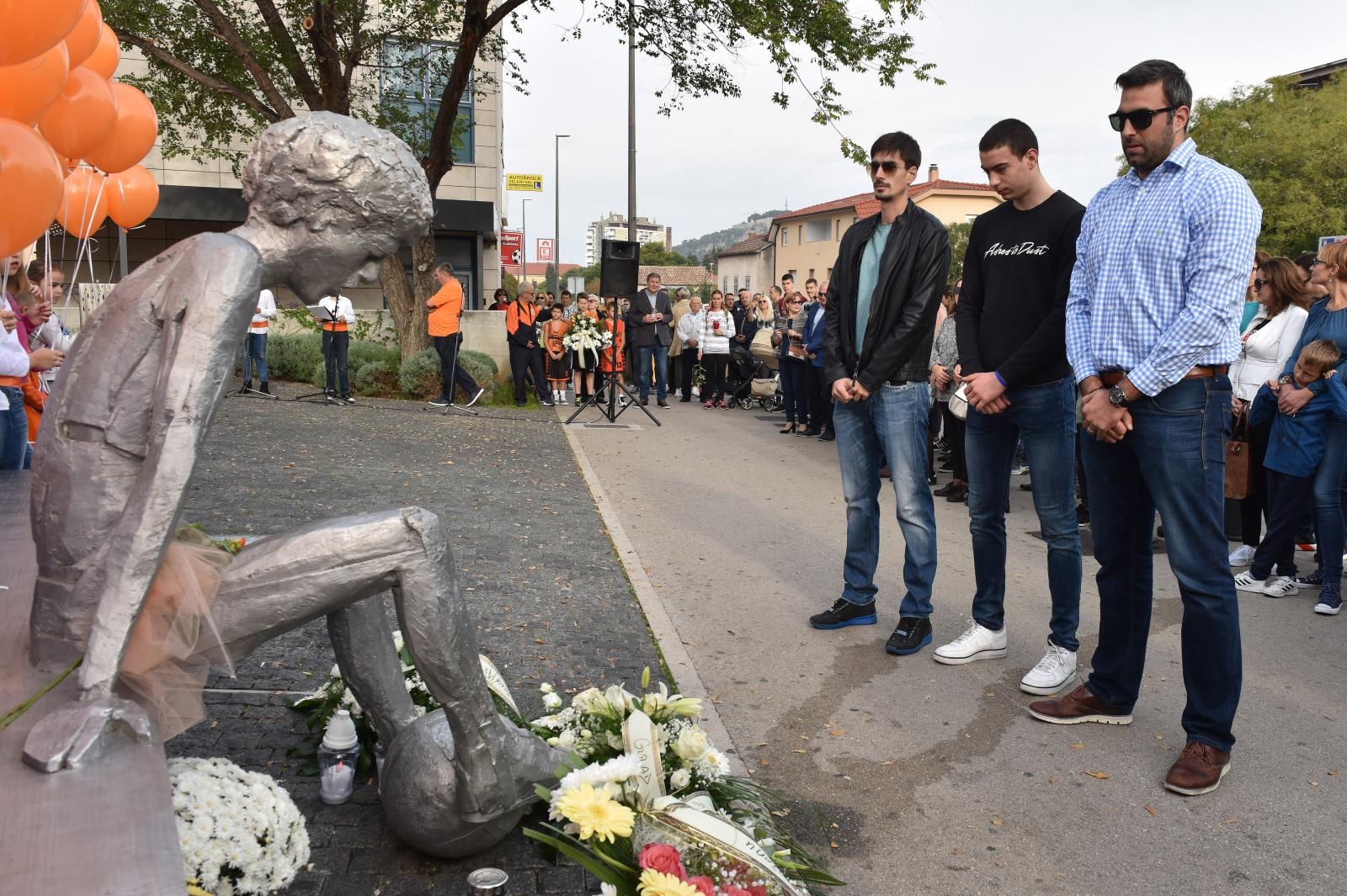 Šibenik: Puštanjem 53 balona obilježen rođendan Dražena Petrovića Šibenik: Puštanjem 53 balona obilježen rođendan Dražena Petrovića