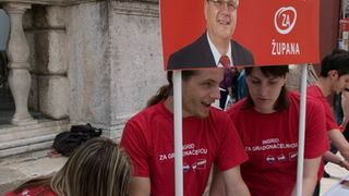 HDZ i SDP standovi na Narodnom trgu