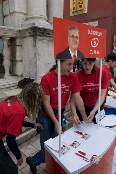 HDZ i SDP standovi na Narodnom trgu