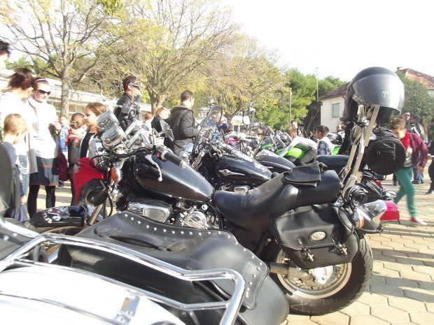 “Beštije” posjetile OŠ Šimuna Kožičića Benje “Beštije” posjetile OŠ Šimuna Kožičića Benje