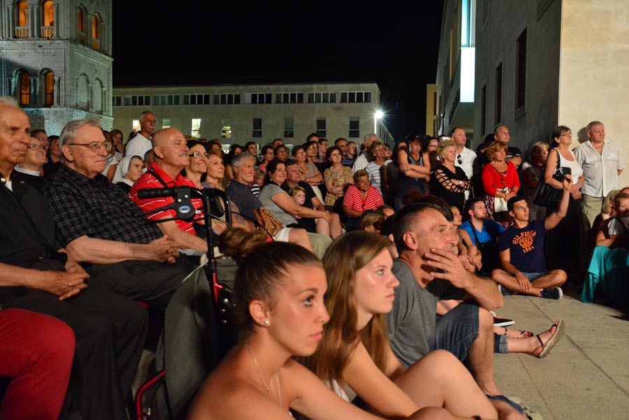 Nastup ansambla Lado ispred crkve sv. Marije ; foto Iva Perinčić Nastup ansambla Lado ispred crkve sv. Marije ; foto Iva Perinčić