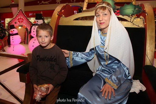Sv. Luce razveselila mališane u Supernova centru, Foto: Iva Perinčić Sv. Luce razveselila mališane u Supernova centru, Foto: Iva Perinčić