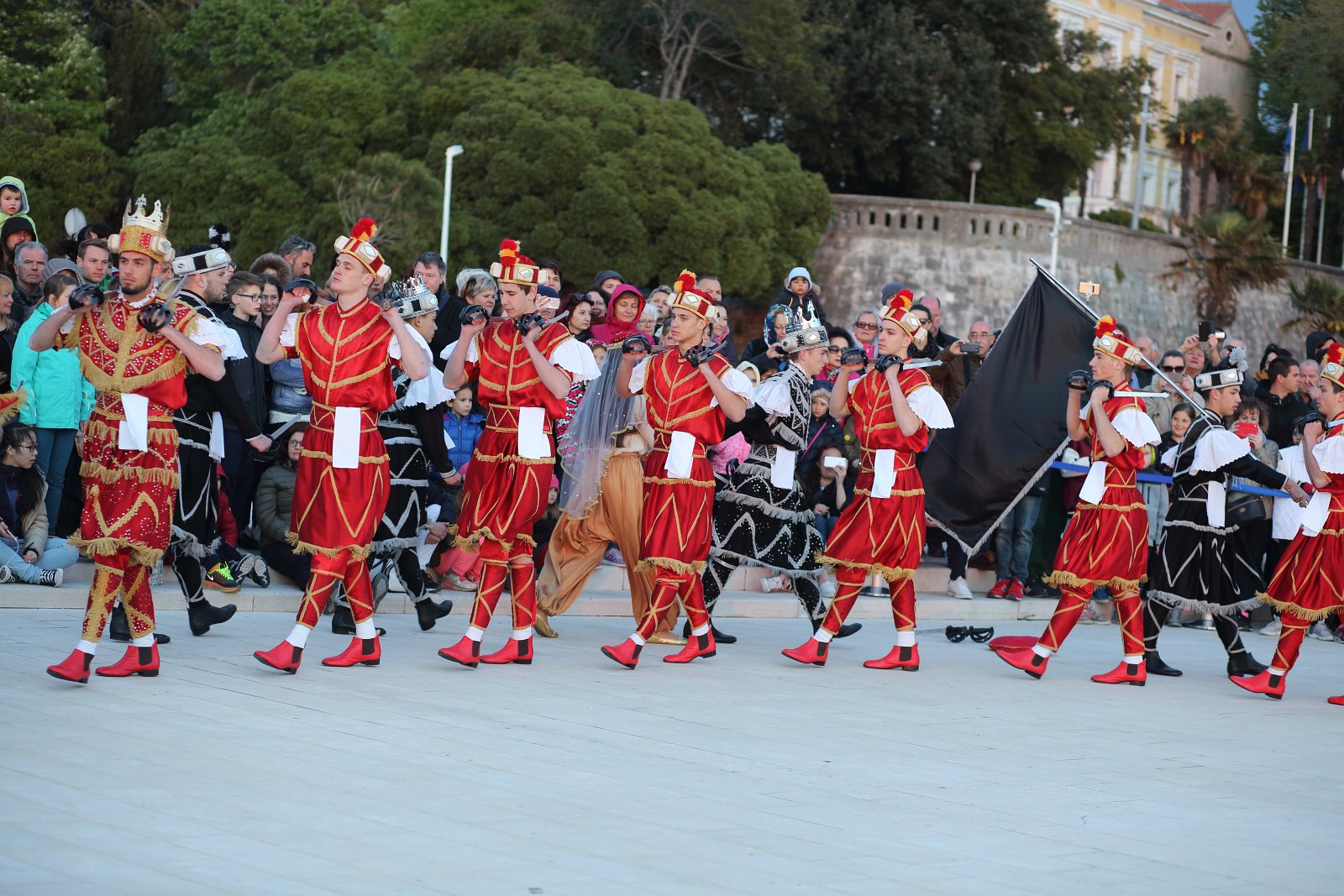 HGD Sv. Cecilija izvelo korčulanski viteški ples “Moreška” na Pozdravu suncu