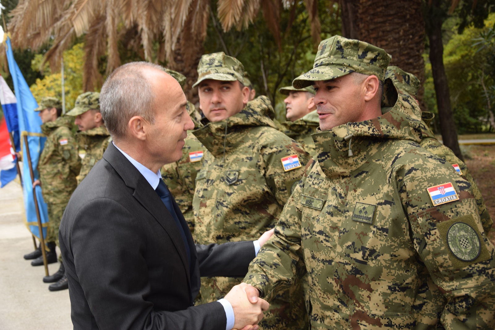 Ministar Krstičević posjetio eskadrilu transportnih helikoptera Ministar Krstičević posjetio eskadrilu transportnih helikoptera