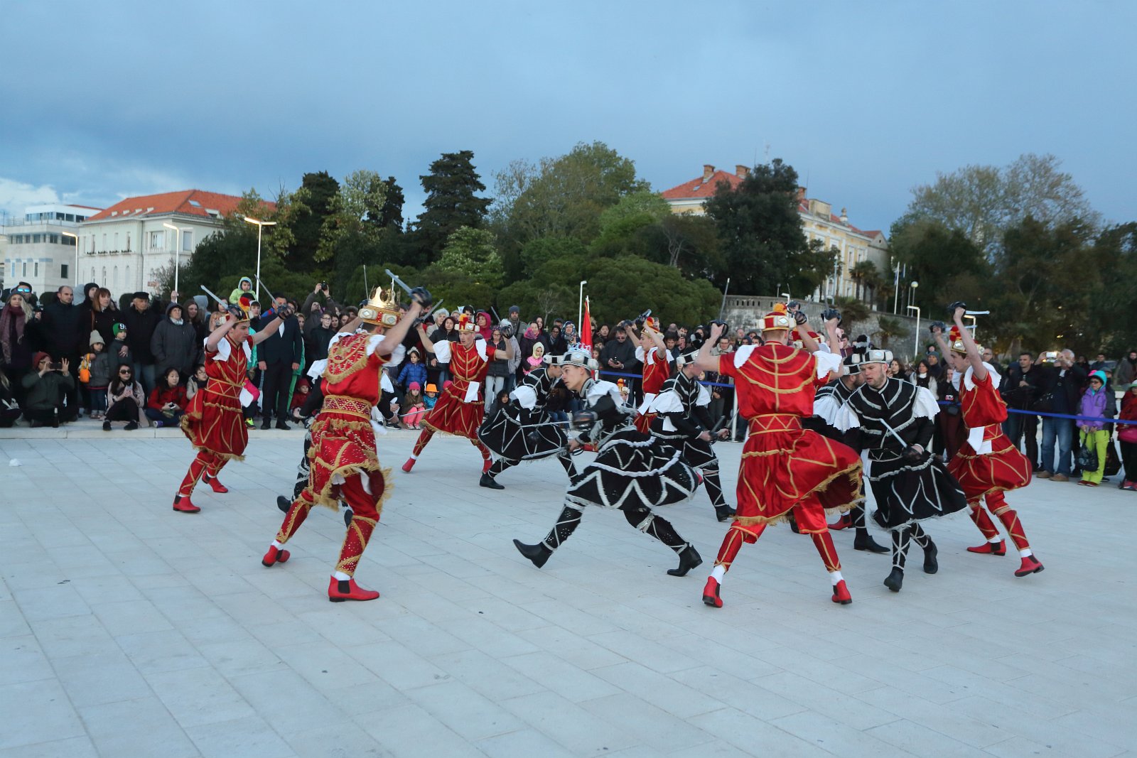 HGD Sv. Cecilija izvelo korčulanski viteški ples “Moreška” na Pozdravu suncu