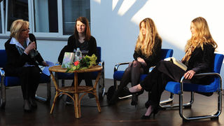 Zadar, 28.03.2012. snimio: Nenad Marčev
Marijana Dokoza
Promocija knjige Naranyjin plač
Gradska knjižnica
Tekst iz knjige čitala Vanessa Radman Zadar, 28.03.2012. snimio: Nenad Marčev
Marijana Dokoza
Promocija knjige Naranyjin plač
Gradska knjižnica
Tekst iz knjige čitala Vanessa Radman