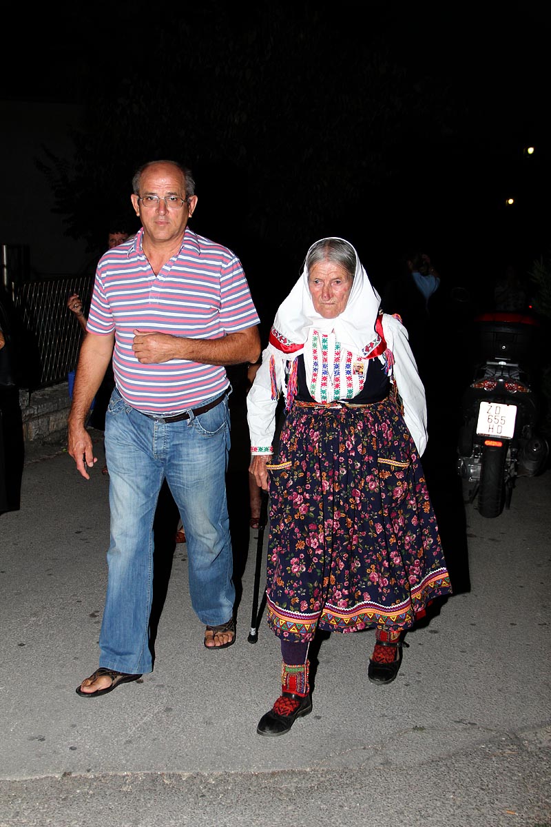 Na Stanovima se Kraljica mira slavi već preko 20 godina, a sinoćnjim misnim slavljem, procesijom i kasnije koncertom na školskom igralištu Stanarci su proslavili još jednu feštu. Koncert su održali grupa Dalmatico i Ivica Sikirić Ićo, foto: I. Perinčić Na Stanovima se Kraljica mira slavi već preko 20 godina, a sinoćnjim misnim slavljem, procesijom i kasnije koncertom na školskom igralištu Stanarci su proslavili još jednu feštu. Koncert su održali grupa Dalmatico i Ivica Sikirić Ićo, foto: I. Perinčić