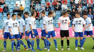 Zadar, 230411.
Nogomet, 26. kolo prve hrvatske nogometne lige : Zadar – Inter. Stadion na stanovima.
Na fotografiji : Nogometasi Zadra sa majicama podrske generalima Gotovini i Markacu.
Foto : Andrija Lucic / CROPIX Zadar, 230411.
Nogomet, 26. kolo prve hrvatske nogometne lige : Zadar – Inter. Stadion na stanovima.
Na fotografiji : Nogometasi Zadra sa majicama podrske generalima Gotovini i Markacu.
Foto : Andrija Lucic / CROPIX